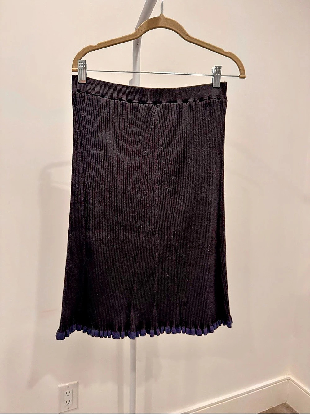 St. John Ribbed Midi Skirt in Black Like New